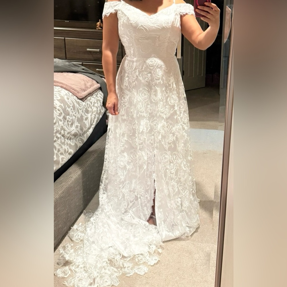 NWT Elegant White Lace Wedding Gown